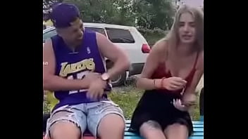 Трусики под юбкой