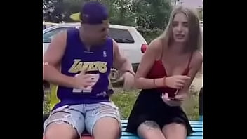 Трусики под юбкой