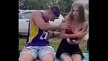 Трусики под юбкой