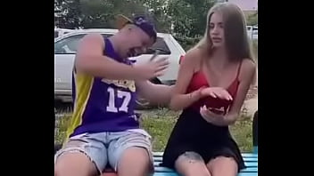 Трусики под юбкой