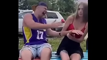 Трусики под юбкой