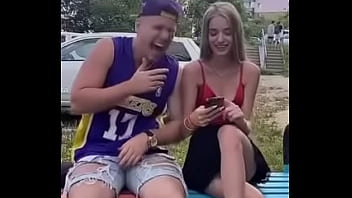 Трусики под юбкой