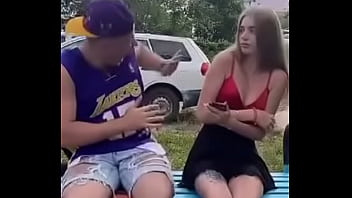 Трусики под юбкой