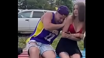 Трусики под юбкой