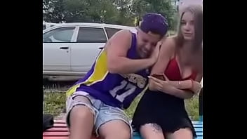 Трусики под юбкой