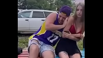 Трусики под юбкой