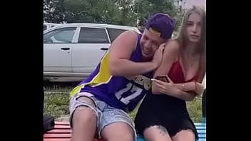 Трусики под юбкой