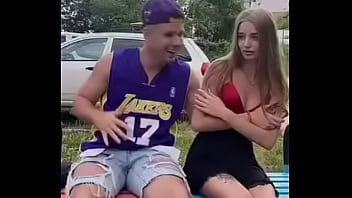 Трусики под юбкой