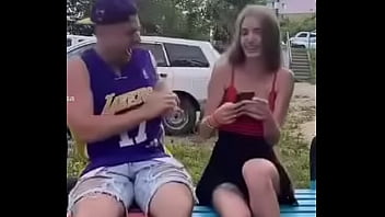 Трусики под юбкой