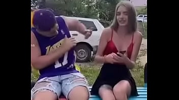 Трусики под юбкой