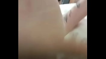 Novinha sabe gozar direitinho quando faz com o coroa gostosão