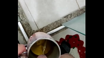 Adoro Engolir Cada Gota Do Mijo Do Meu Urso thumbnail