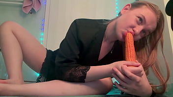 I cumming when huge corn dildo fucking me
