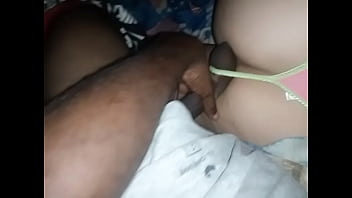 Aprovecho que la madrastra esta descuidada oara masturbarse en s hermos culo con hilo verde tu quw harias