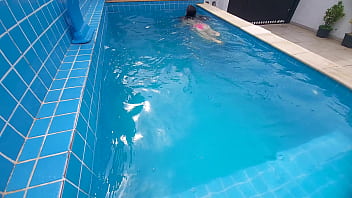 Estava com minha meia irmã na piscina ela ficou surpresa com meu pau duro e ereto