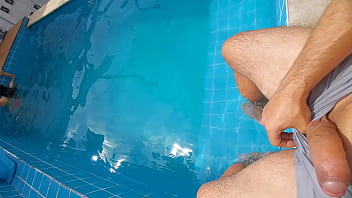 Estava com minha meia irmã na piscina ela ficou surpresa com meu pau duro e ereto