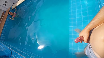 Estava com minha meia irmã na piscina ela ficou surpresa com meu pau duro e ereto