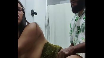 Gostosa não se aguenta e fode com negão no banheiro da balada