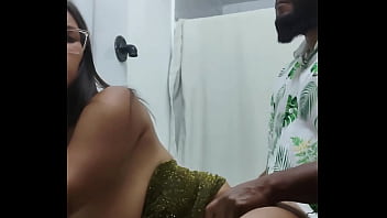 Gostosa não se aguenta e fode com negão no banheiro da balada