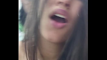 Gostosa não se aguenta e fode com negão no banheiro da balada