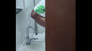 Gostosa não se aguenta e fode com negão no banheiro da balada