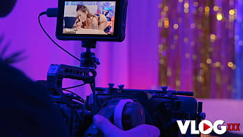 Curvy brunette jennifer mendez offers her juicy pussy as a gift