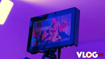 Curvy brunette jennifer mendez offers her juicy pussy as a gift