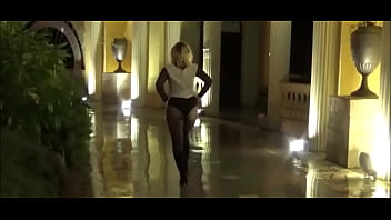 В колготках