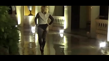 В колготках