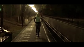 В колготках