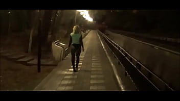 В колготках