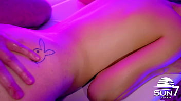 A massagem na novinha rendeu esguichada de tanto tesão