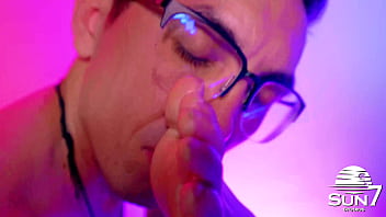 A massagem na novinha rendeu esguichada de tanto tesão