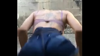 Safada mexendo o rabão