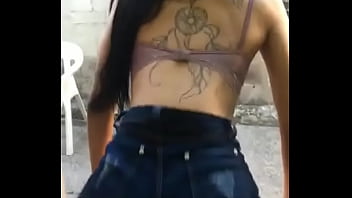 Safada mexendo o rabão