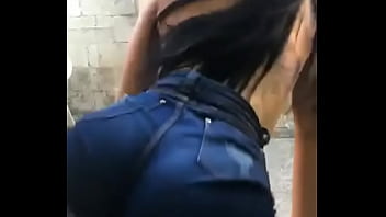 Safada mexendo o rabão