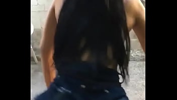 Safada mexendo o rabão