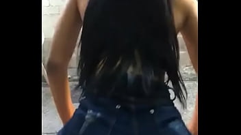 Safada mexendo o rabão