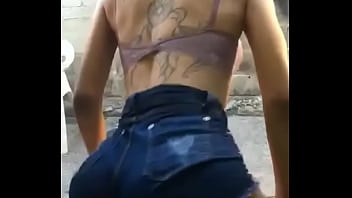 Safada mexendo o rabão