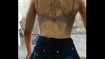 Safada mexendo o rabão