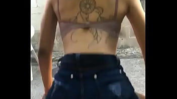 Safada mexendo o rabão