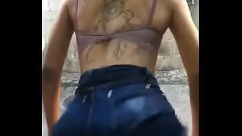 Safada mexendo o rabão