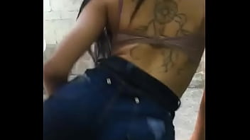 Safada mexendo o rabão