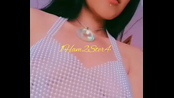 Ella en su habitación