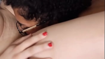 Teste do sofá com a fada realizando o primeiro vídeo lesbo da novinha