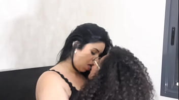 Teste do sofá com a fada realizando o primeiro vídeo lesbo da novinha