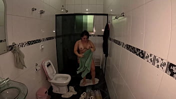 Milf da bunda gigante se prepara em banho e fotos para dar o cuzão guloso