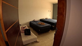 Milf da bunda gigante se prepara em banho e fotos para dar o cuzão guloso