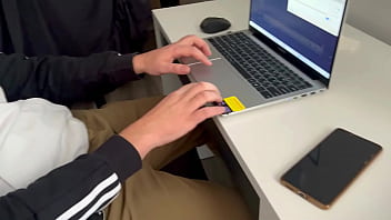 Hermanastra tetona de 18 años juega con la polla de su hermanastro