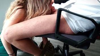 Hermanastra tetona de 18 años juega con la polla de su hermanastro